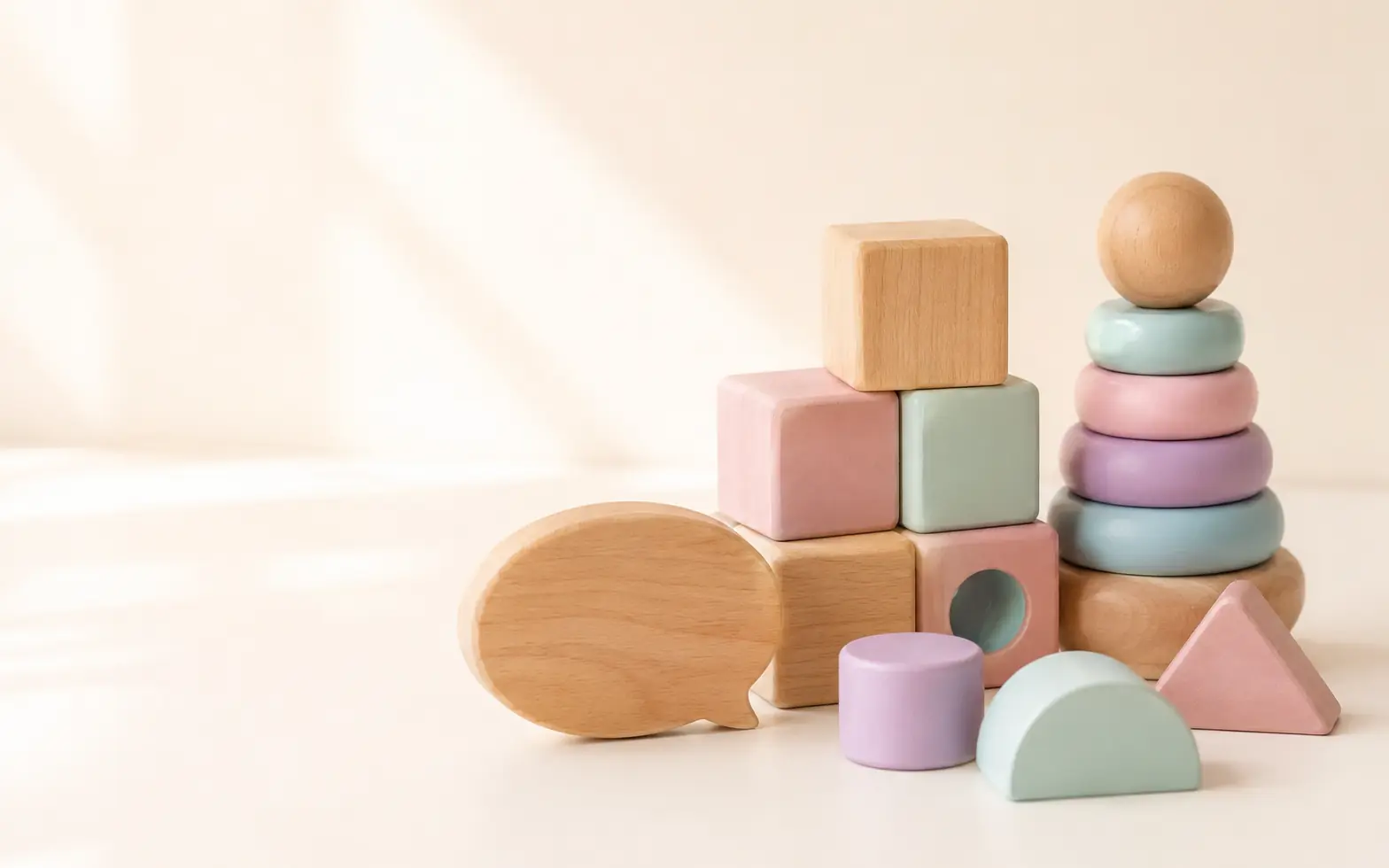 Brinquedos educativos de madeira em cores pastel